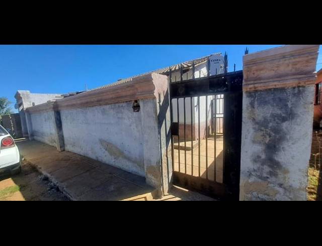 2 BEDROOM HOUSE FOR SALE IN STRETFORD